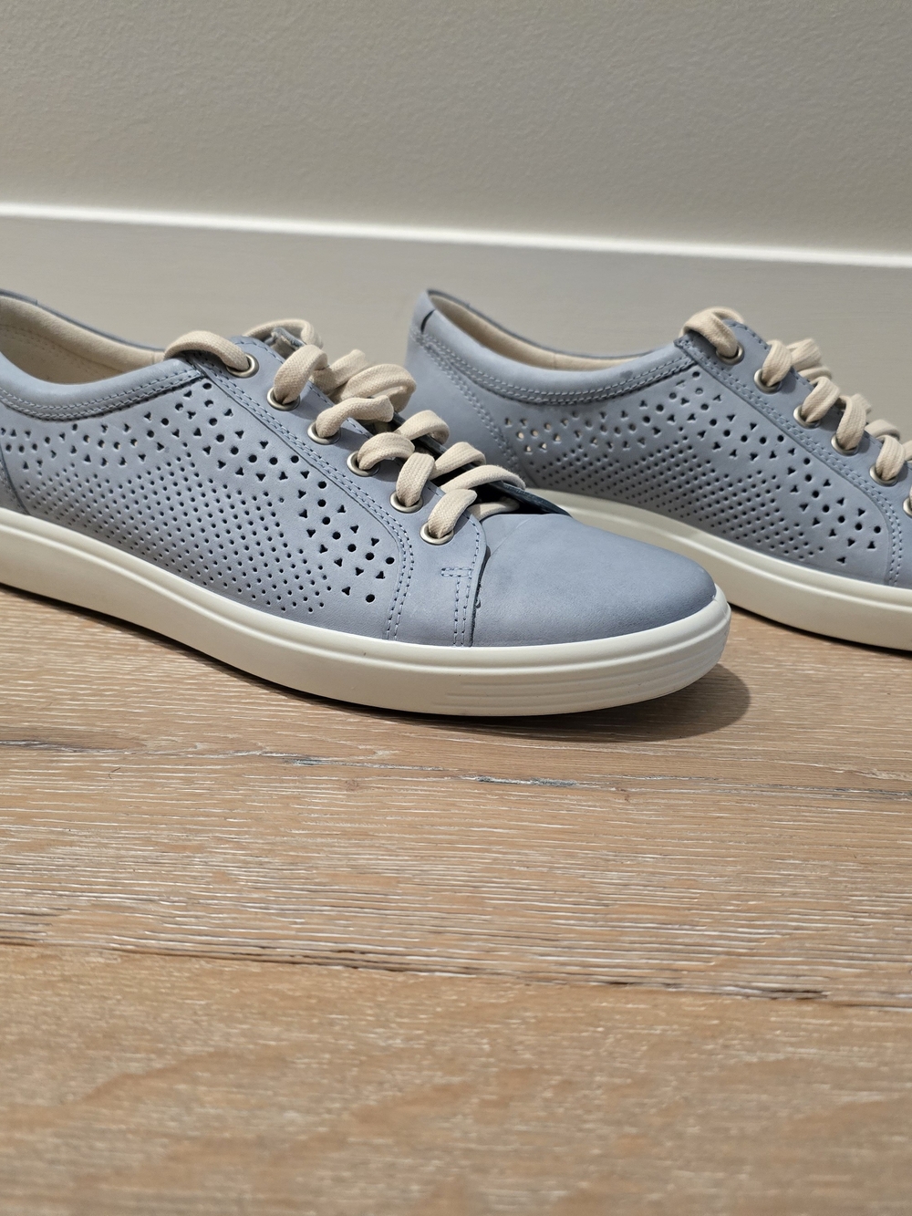 NWOT ECCO Soft 7 Perforated Leather Sneakers Light Pastel Blue EU 41 US 10